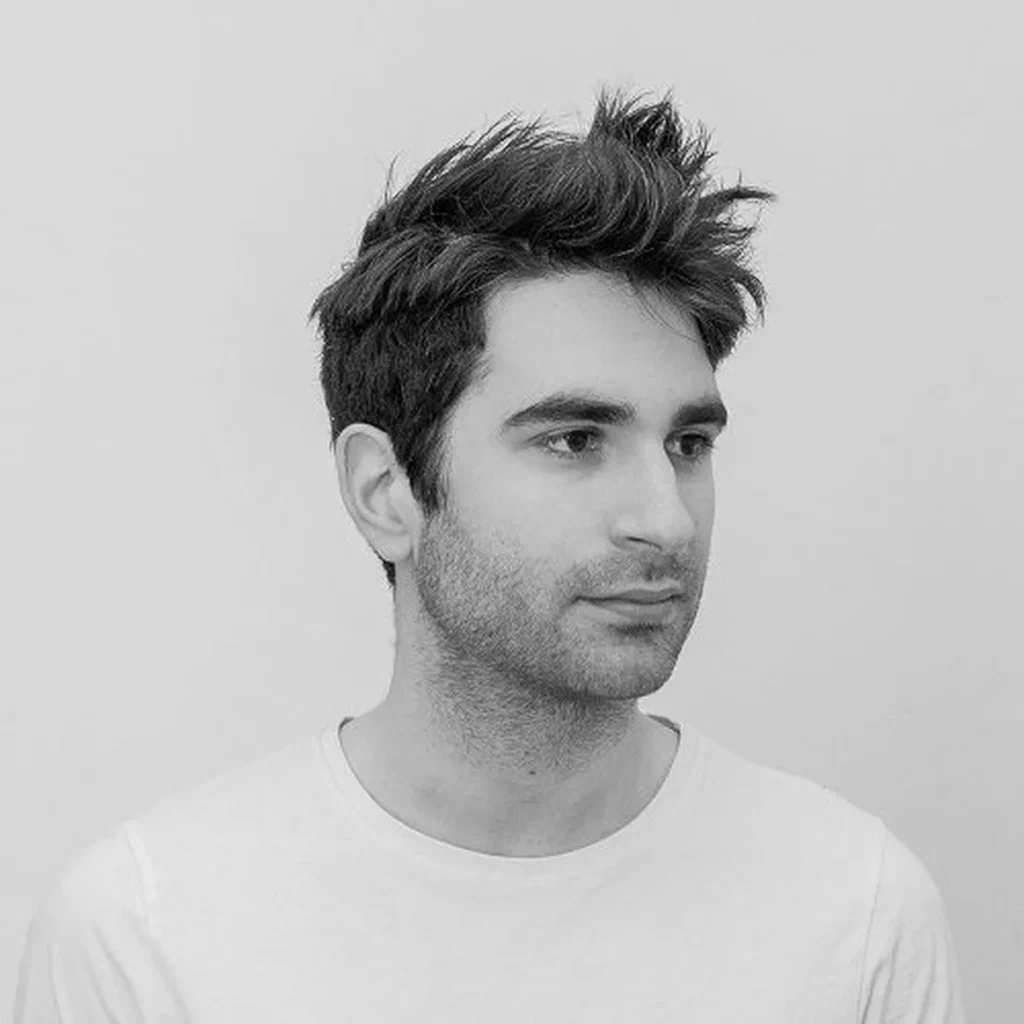 Portrait en noir et blanc du photographe Antoine Cassane.