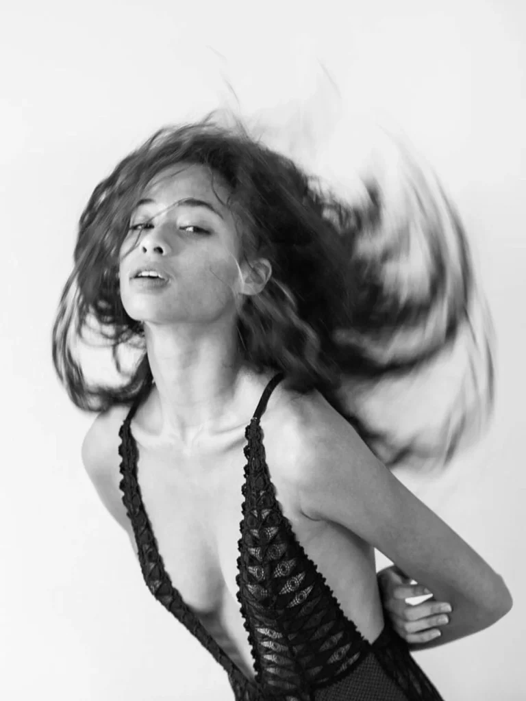 Portrait en noir et blanc d'une femme effectuant un mouvement de cheveux, réalisé par le photographe Antoine Cassane.