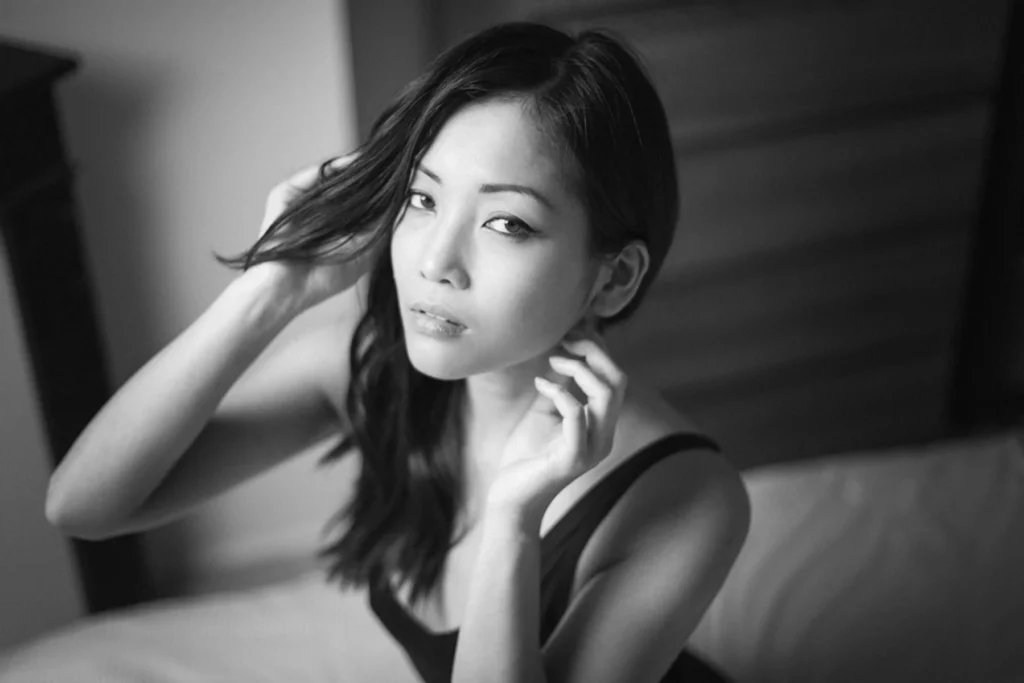 Portrait artistique en noir et blanc d'une femme dans une ambiance intimiste, réalisé par Antoine Cassane.
