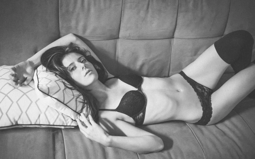 Portrait féminin en noir et blanc d'une femme allongée sur un canapé réalisé par Antoine Cassane