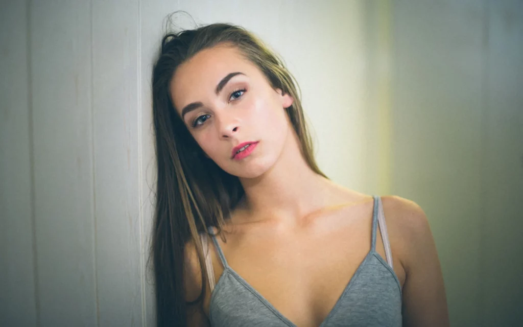 Portrait d'une femme en intérieur regardant l'objectif, photographié par Antoine Cassane.