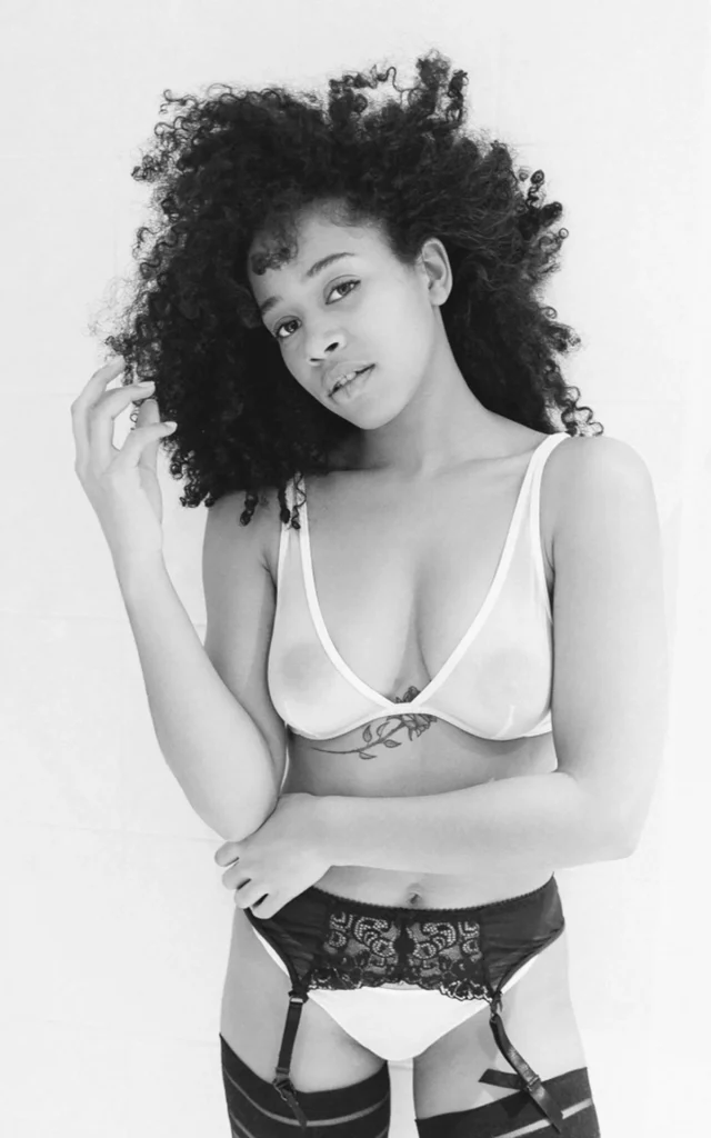 Portrait en noir et blanc d'une femme portant de la lingerie, réalisé par le photographe Antoine Cassane.