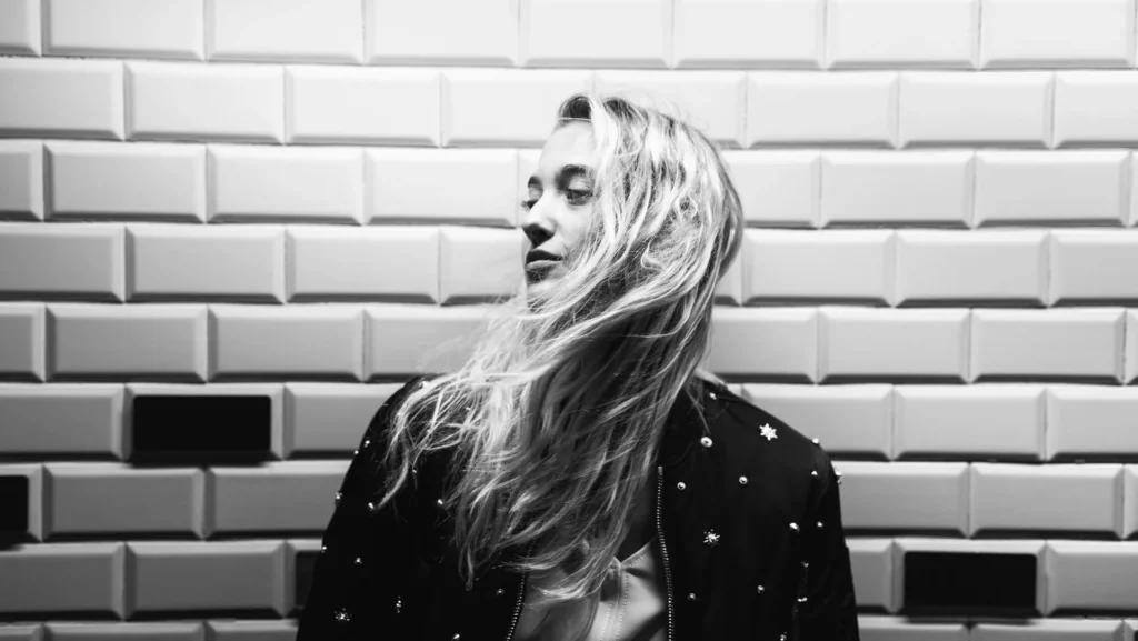 Portrait artistique d'une femme aux cheveux balayés par le vent, photographiée en lumière naturelle par Antoine Cassane.