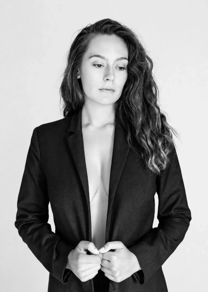 Portrait en noir et blanc d'une femme portant une veste noire, photographié par Antoine Cassane.