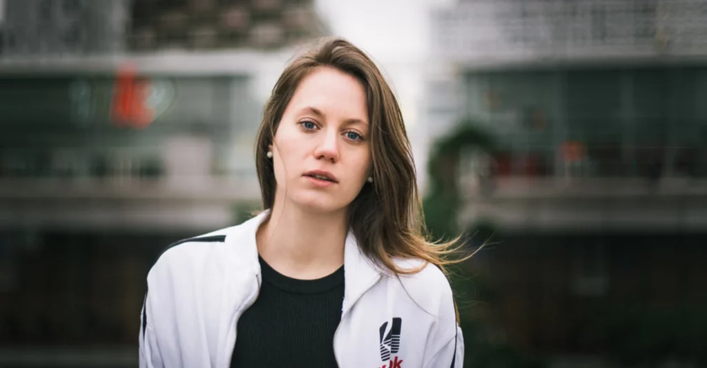 Portrait d'une femme en milieu urbain regardant l'objectif, réalisé par le photographe Antoine Cassane.